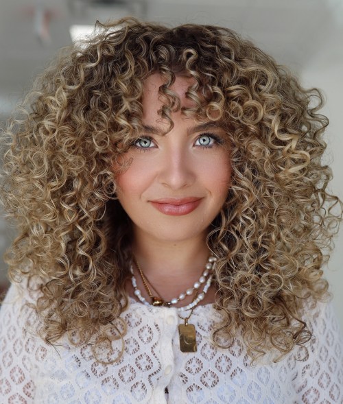 Natural Curly Hairstyle with Volume on the Sides