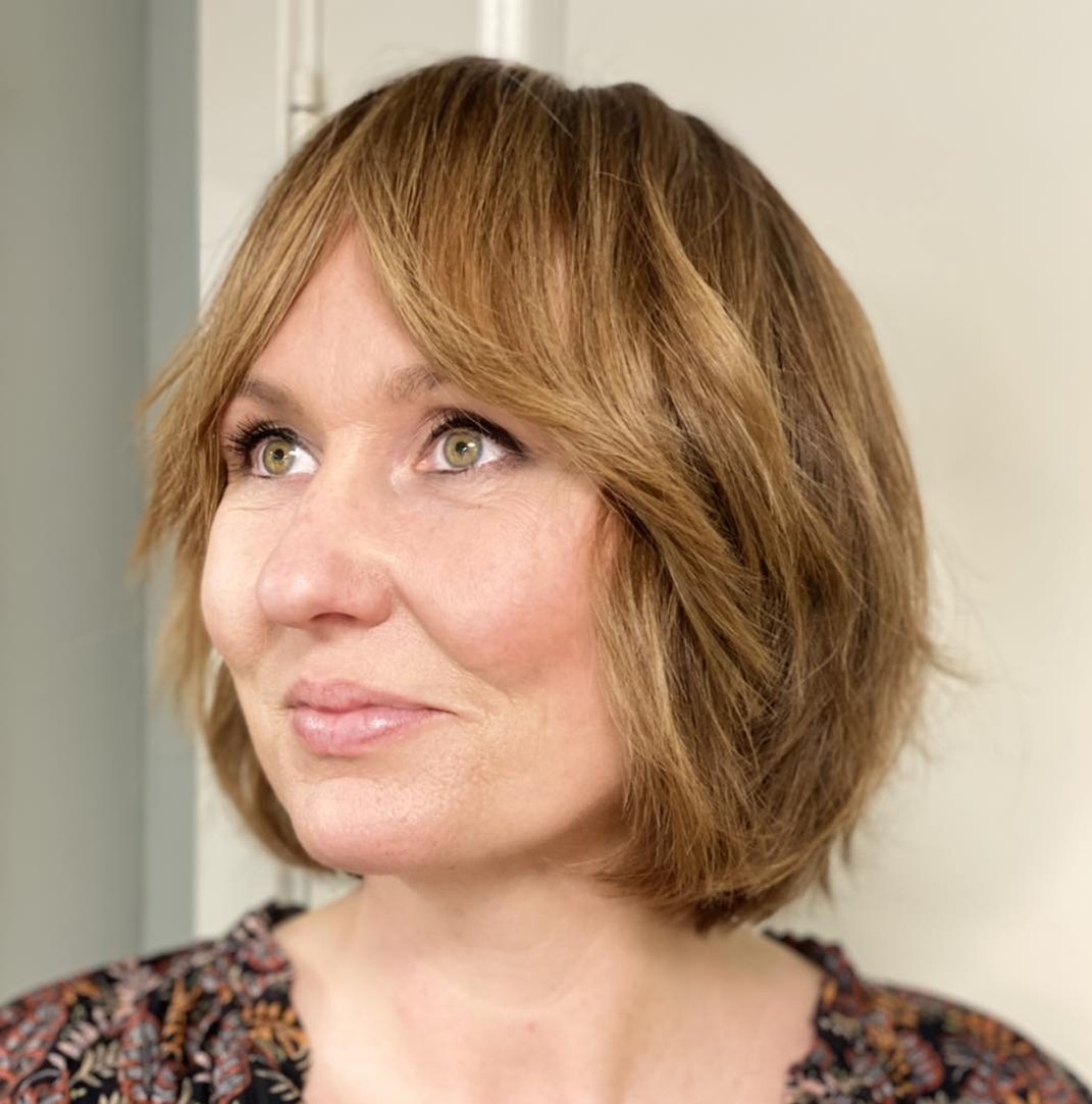 Youthful 90s Layered Bob Over 40