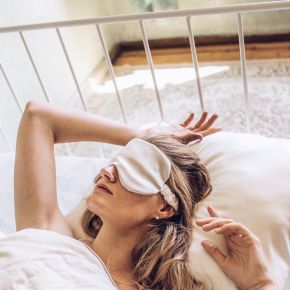 7 Tips on How to Sleep with Long Hair Without Damaging It